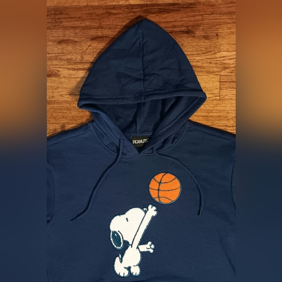 Snoopy Basketball Peanuts Hoodie NEW nwot shirt Charlie Brown woodstock cartoon - Picture 3 of 7